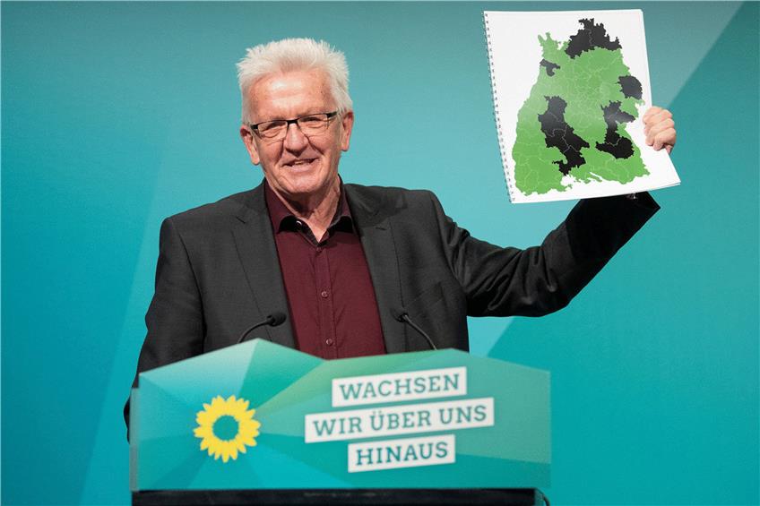 Grünes Baden-Württemberg: Ministerpräsident Kretschmann zeigt die politische Landkarte nach der Landtagswahl im März. Foto: Marijan Murat/dpa