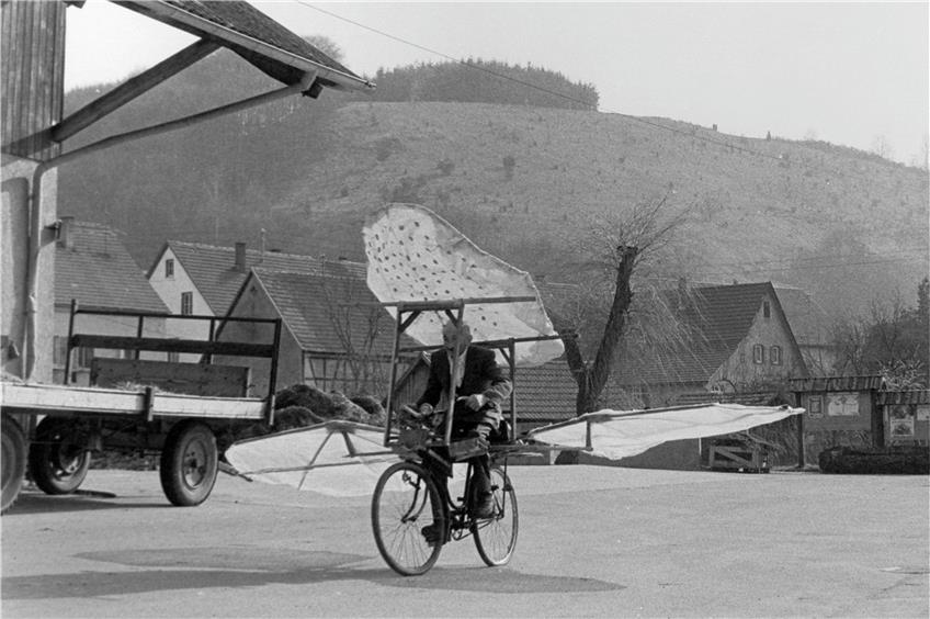 Gustav Mesmer galt zu Lebzeiten als Sonderlling, der häufig mit seinem Flugrad durchs Dorf radelte. Foto: Gustav-Mesmer-Stiftung