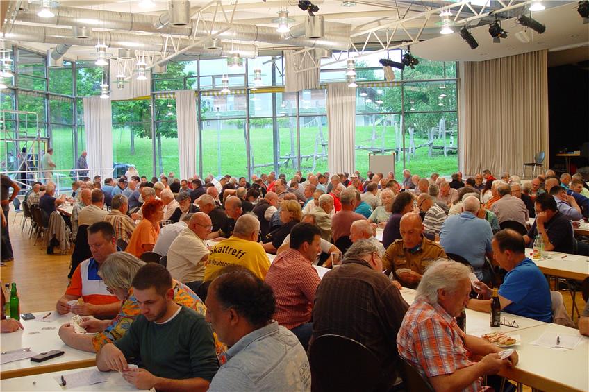 Gut Blatt: Am Samstag spielten 228 Männer und Frauen in Mössingen um die Landesmeisterschaft im Tandem-Skat. Bild: Herbert Binder
