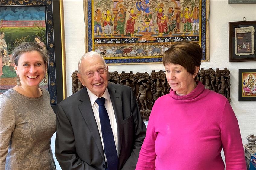 Gut gelaunt besuchte Wolfgang Voelter noch im Oktober 2020 zusammen mit Ehefrau Heide (rechts) die Tübinger Indologin Heike Oberlin. Der Chemieprofessor hatte den Indologen gerade zwei alte Sanskrit-Handschriften vermacht. Privatbild