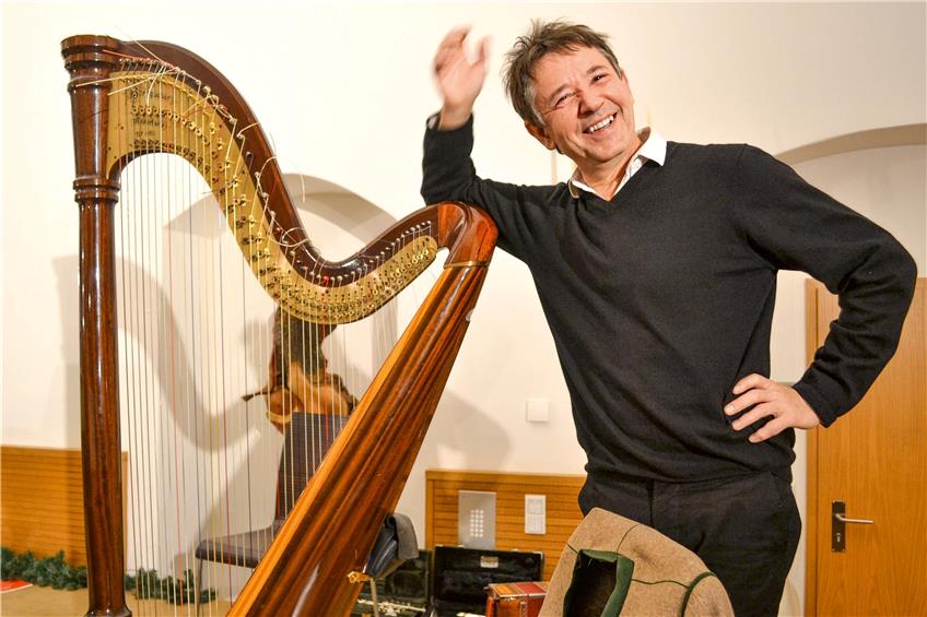 Gut gelaunter Künstler, der auch Gutes tut: Christoph Well mit seiner Harfe. Foto: Sammlung Well 