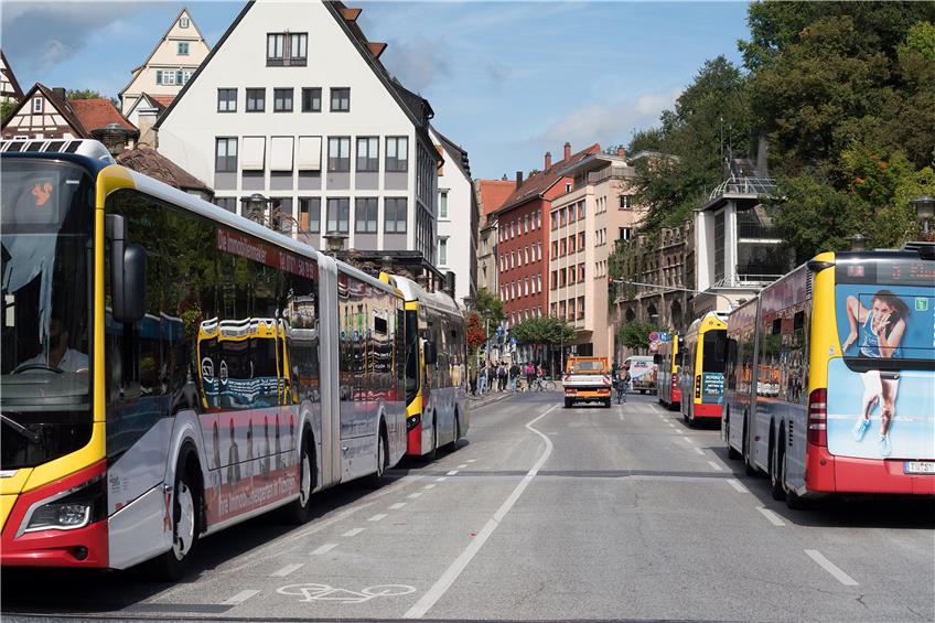 Gut möglich, dass die Busse in den kommenden Tagen mal nicht über die Neckarbrücke fahren, sondern wieder stillstehen. Bild: Ulrich Metz
