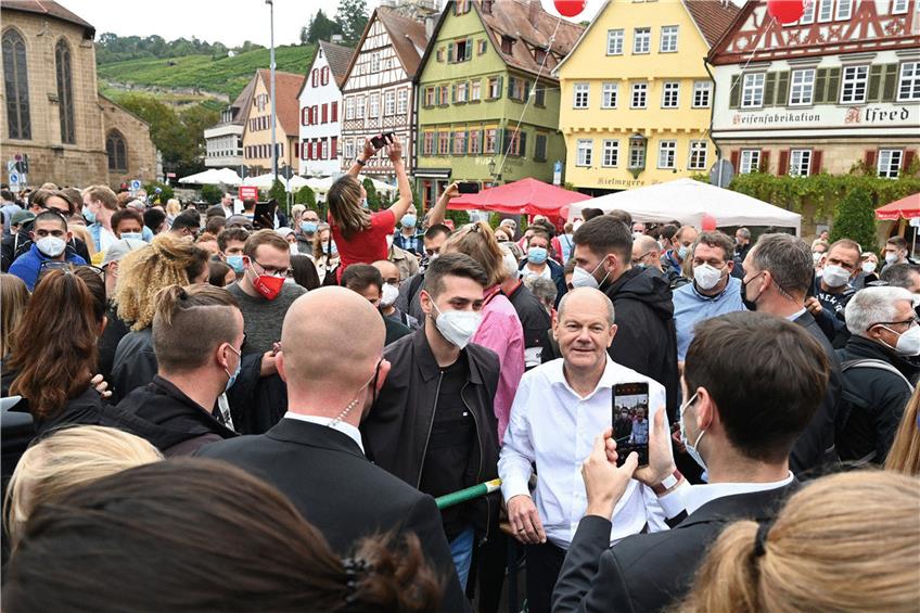 Gute Stimmung rund um Scholz: Der SPD-Kanzlerkandidat ist ein begehrtes Foto-Objekt auf dem Esslinger Marktplatz. Von dem Rückenwind profitieren auch viele Kandidaten im Südwesten. Foto: Bernd Weißbrod