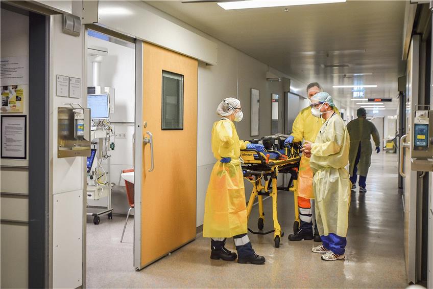 Gutes Ende einer wochenlangen Behandlung: Der Rettungdienst holte eine Covid-Patientin ab, die in Reha kann. Foto: Ferdinando Iannone