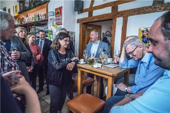 Hängende Köpfe bei der CDU im „Centrale“. Die am Tisch stehende und nicht mehr wiedergewählte Ingrid Fischer nannte das Ergebnis „eine Klatsche“. Bild: Ulrich Metz
