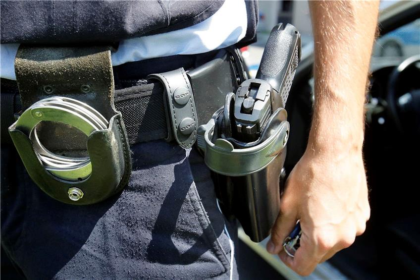 Handschellen und Schusswaffe zählen zur Standardausrüstung eines Streifenpolizisten. Foto: Horst Haas