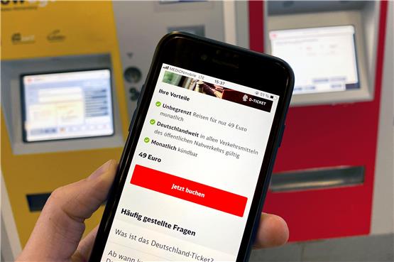 Handy-Ticket statt Fahrkartenautomat: Das neue Deutschland-Ticket gibt es digital in der Bahn-App. Wer die Tübinger Vergünstigungen will, muss aber weiterhin mit Papier vorlieb nehmen. Bild: Carolin Albers