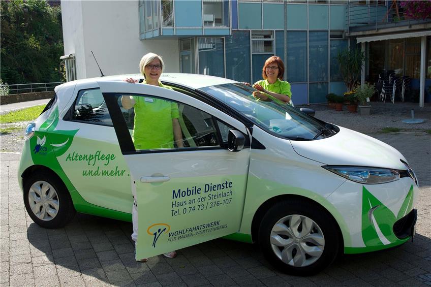 Hanna Schumacher (vorne) und Dagmar Nill, Pflegedienstleiterinnen im Mössinger Haus an der Steinlach, sind große Fans ihres neuen E-Autos geworden. Bilder: Franke