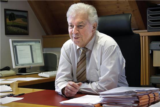 Hans-Joachim Raich im Januar 2011 beim Abschiedsgespräch als Bürgermeister an seinem Schreibtisch unterm Dach des Dettenhäuser Rathauses. Archivbild: Erich Sommer