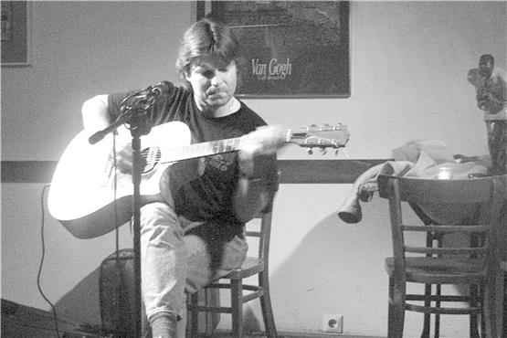 Hans-Jörg Müller im Tübinger Abschiedsjahr 2002 beim Konzert mit Blues Aces im Tübinger Café Parterre. Bild: Ulrich Metz
