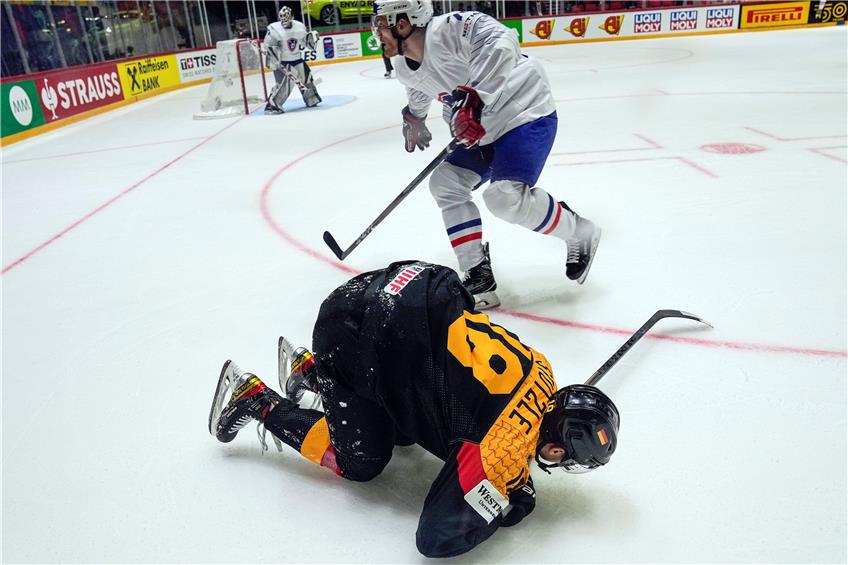 Hart getroffen: NHL-Stürmer Tim Stützle humpelte nach einem Check schließlich vom Eis.  Foto: Martin Meissner/dpa