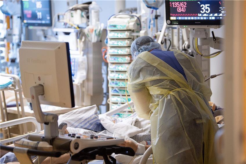 Harter Job mit wenig Anerkennung: Ein Krankenpfleger kümmert sich um einen Covid-Patienten auf einer Intensivstation. Foto: Sebastian Gollnow/dpa