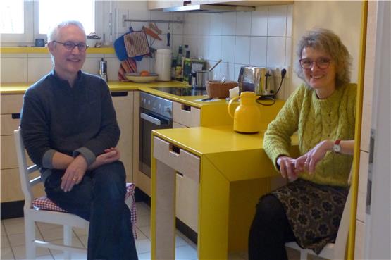 Hartmut Andres und Andrea von Jan an ihrem gelben Tisch in ihrer gelben Küche unter dem Mistelzweig. Bild: Justine Konradt