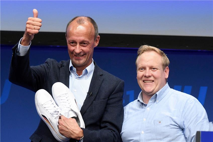Hat an Rückhalt verloren: Friedrich Merz (links) neben JU-Chef Tilman Kuban, der ihm ein Paar Sneakers überreichte. Foto: Bernd Thissen