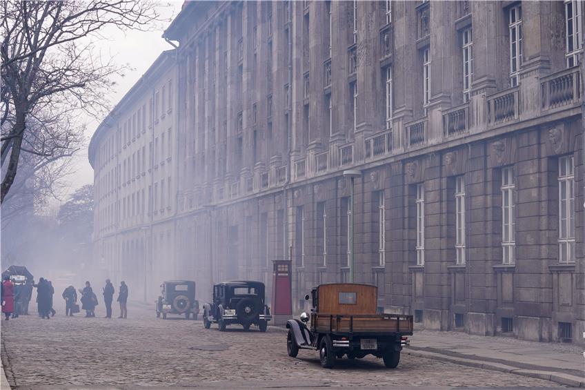 Hat den Zwanzigerjahre-Hype begründet: Eine Szene der 4. Staffel der TV-Serie „Babylon Berlin“ wurde am Rolandufer in der Hauptstadt gedreht. Foto: dpa 