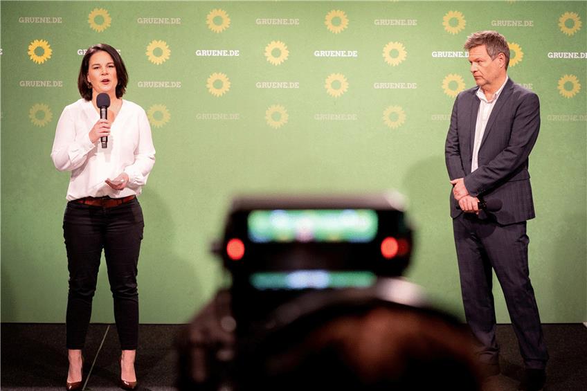 Hatten Grund zu feiern: Die Bundesvorsitzenden der Grünen Annalena Baerbock und Robert Habeck. Foto: Kay Nietfeld/dpa