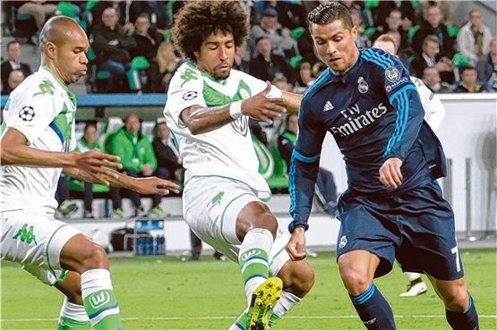 Hatten Superstar Cristiano Ronaldo (re.) im Hinspiel gut im Griff: Naldo (li.) und Dante, die beiden VfL-Verteidiger. Foto: dpa