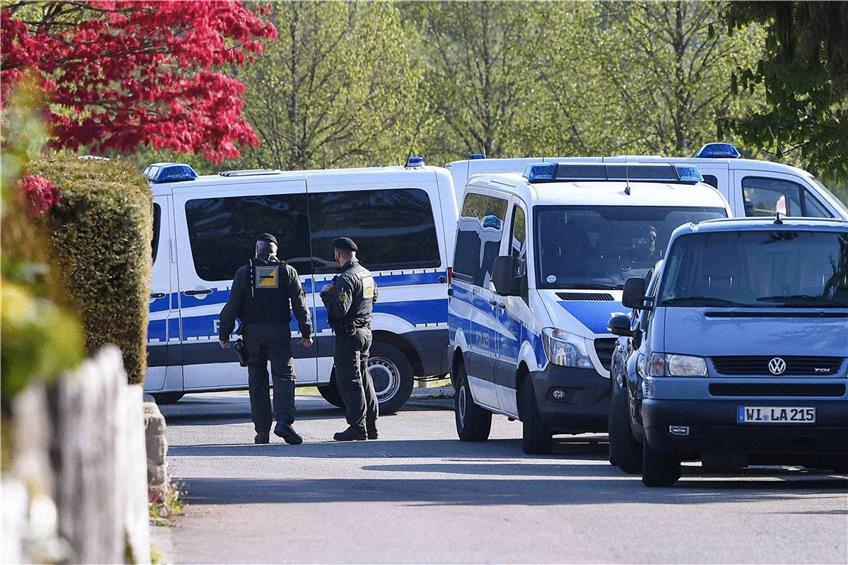 Hausdurchsuchung in Rottenburg: Bei den Ermittlungen zum BVB-Attentäter sperrt die Polizei eine Straße. Foto: Imago
