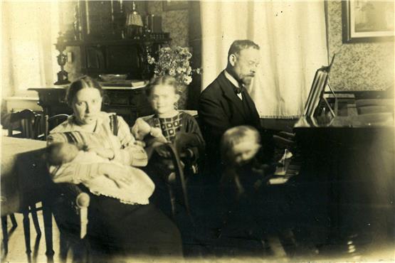Hausmusik gehörte im evangelischen Pfarrhaus selbstverständlich dazu: Der Vater am Klavier, links die Mutter mit dem Säugling Karl Hermann, dazu die Geschwister Annemarie und Gottfried. Margarethe, eine weitere Tochter, war drei Jahre zuvor als Kleinkind gestorben.