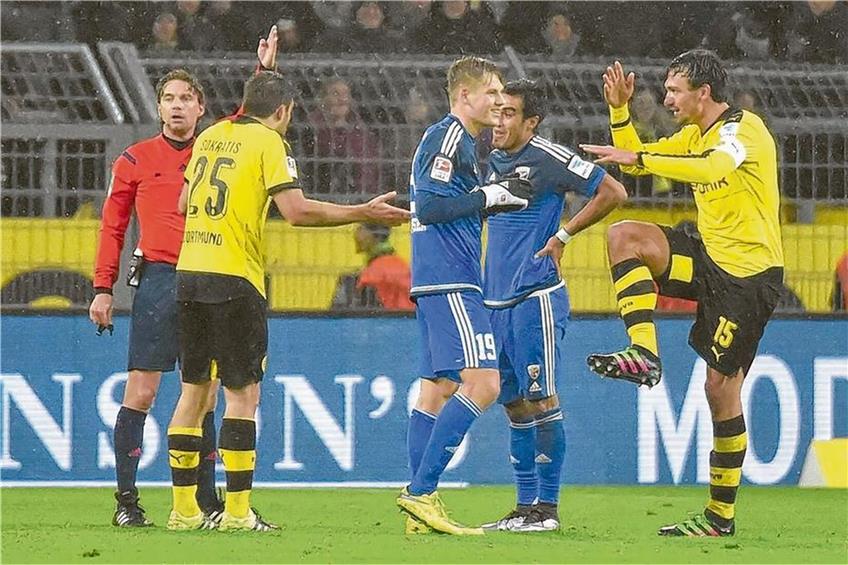 Heftig diskutiert wurden die Entscheidungen von Schiedsrichter Winkmann beim Spiel zwischen Borussia Dortmund (in Gelb) und Ingolstadt. Foto: Imago