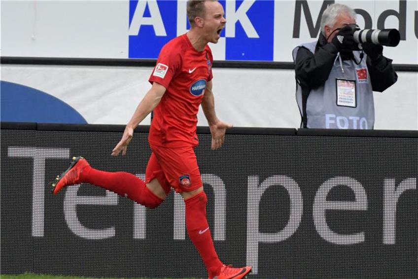 Heidenheims Arne Feick jubelt nach seinem Treffer. Foto: Stefan Puchner dpa