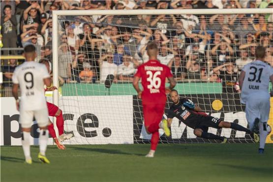 Heidenheims Marc Schnatterer (l.) erzielt das Tor zum 0:2 per Elfmeter gegen Ulms Torwart Kevin Mueller. Foto: Daniel Maurer