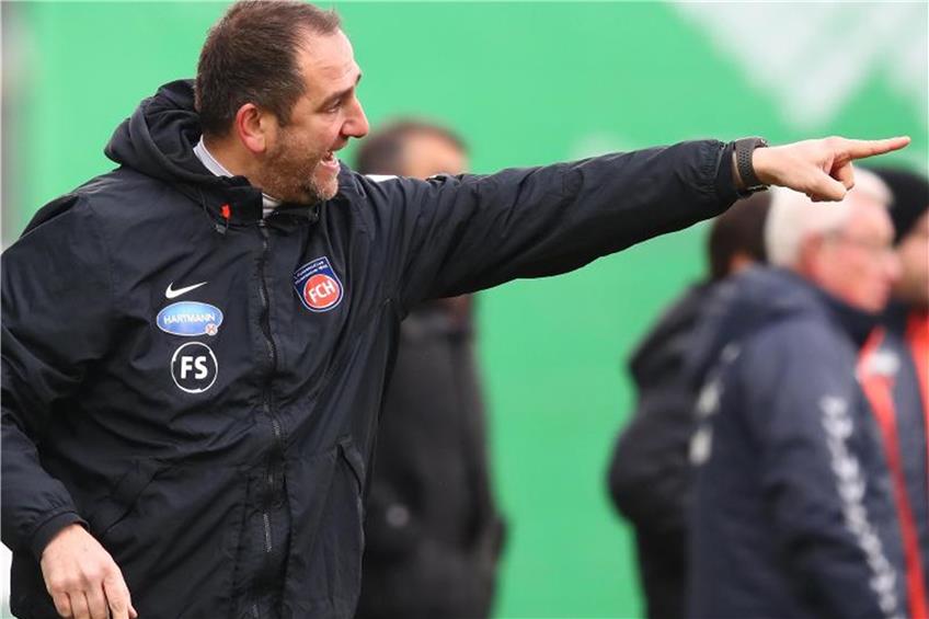 Heidenheims Trainer Frank Schmidt hofft auf einen Sieg gegen Erzgebirge Aue. Foto: Daniel Karmann dpa/lsw