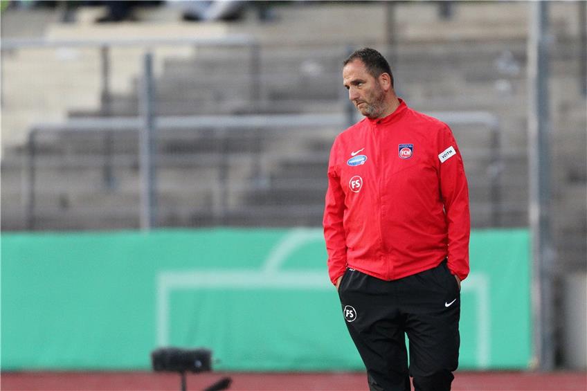 Heidenheims Trainer Frank Schmidt war mit dem Auftreten seines Teams nicht einverstanden. Foto: Eibner