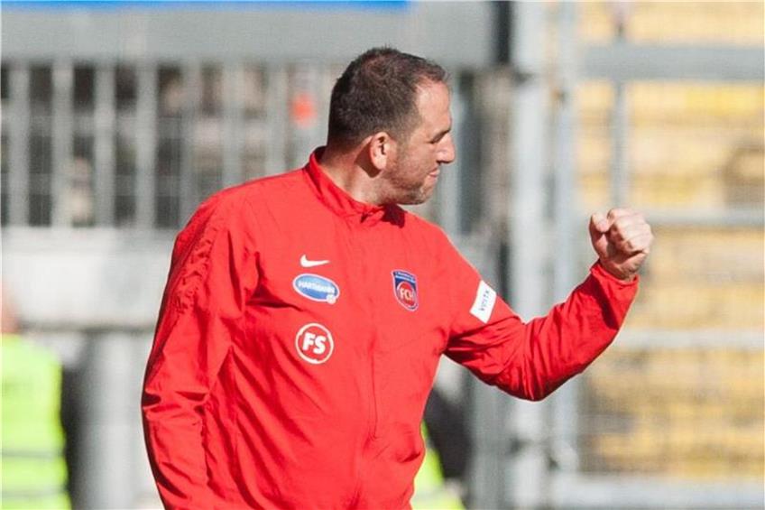Heidenheims Trainer Frank Schmidt will trotz Ausfällen nicht jammern. Foto: Michael Schäfer/Archiv dpa/lsw