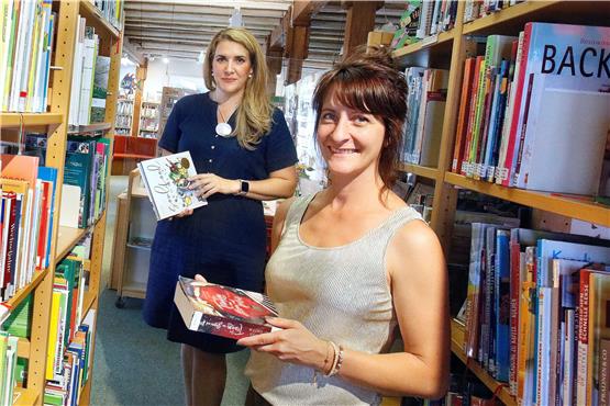 Heike Luley (vorne) und Eva Diez sorgen dafür, dass es in der Kusterdinger Bücherei rund läuft. Bild: Horst Haas