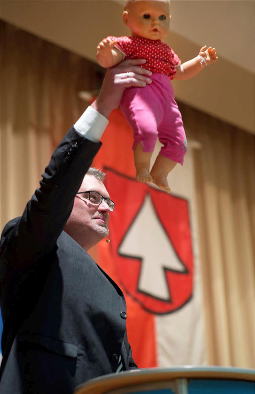 Heiko Kübler zeigte eine Puppe vor; sie sollte den Menschen darstellen, dem er als Bürgermeister seine Hauptsorge widme.
