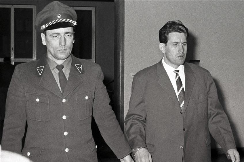 Heinz M. wird im Dezember 1963 in den Gerichtssaal geführt.