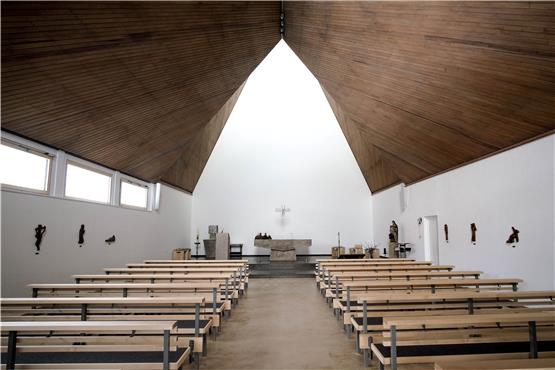 Hell und einladend präsentiert sich die Peter-und-Paulskirche in Bodelshausen nach der Renovierung. Bild: Uli Rippmann