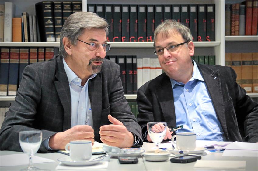 Helmut Failenschmid (links), Vorsitzender von Haus und Grund Tübingen, und Thomas Keck, Geschäftsführer des Deutschen Mieterbunds Tübingen-Reutlingen.