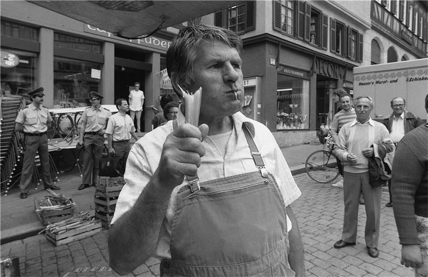 Helmut Palmer 1986 auf dem Tübinger Marktplatz mit einem angeblich Tschernobyl-verseuchten Rhabarber. Archivbild: Ulrich Metz