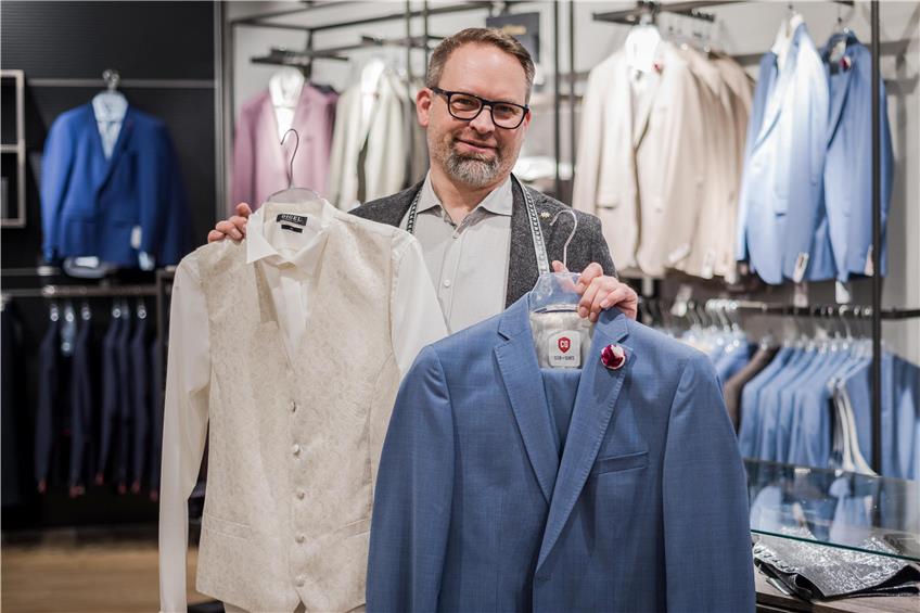 Hemden, Westen Anzüge: Das ist die Welt des Private Shoppers Frank Mühleisen, der bei Zinser in Tübingen berät. Bild: Carolin Albers