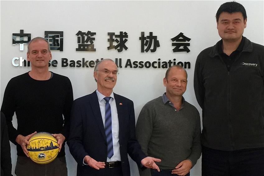 Henning Harnisch (ganz links) misst 2,02 Meter, Lothar Bösing bringt es auf 1,86 Meter, Marco Baldi, der Geschäftsführer von Alba Berlin, ist auch noch über 1,80 Meter groß – Yao Ming, der frühere NBA-Profi aus China, ist mit seinen 2,29 Metern aber in einer ganz anderen Etage. Privatbild