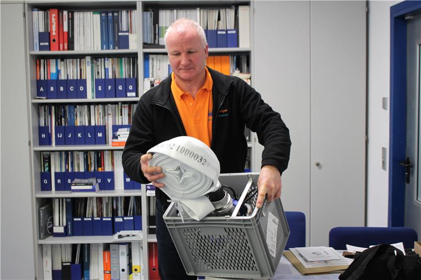 Herbert Biesinger, der Inhaber des gleichnamigen Elektrobetriebs in der Gomaringer Raiffeisenstraße, erklärt die Unwetterbox. Bild: Anna Maria Jaumann