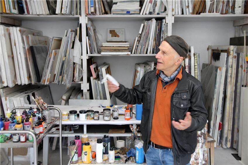 Herbert Schmid in seinem Atelier im Künstlerhof. Bild: Philipp Koebnik