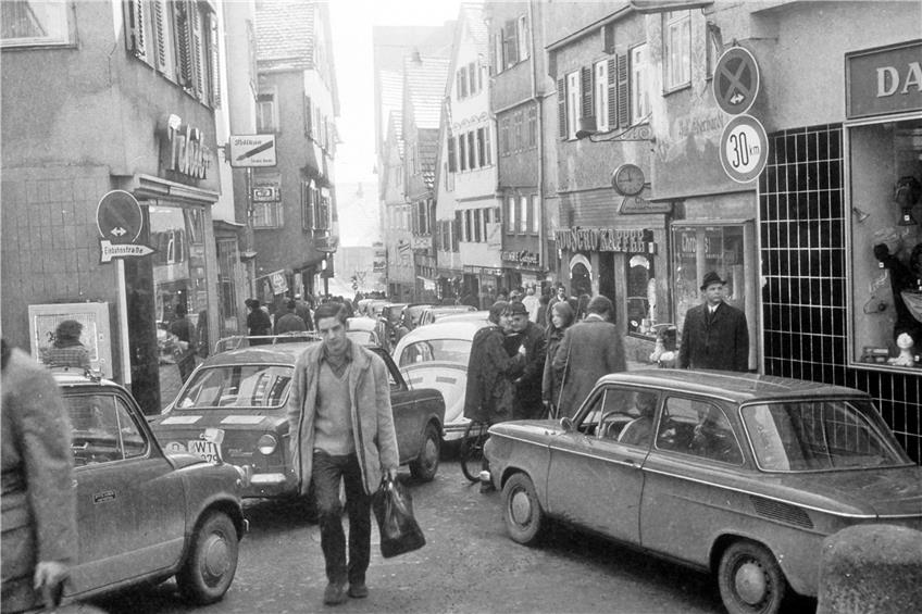 Heute wie selbstverständlich Fußgängerzone, früher – hier in den 1960er Jahren – im Dauerstau: die Neckargasse. Bild: Stadtarchiv Tübingen
