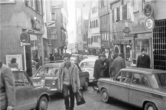 Heute wie selbstverständlich Fußgängerzone, früher – hier in den 1960er Jahren – im Dauerstau: die Neckargasse. Bild: Stadtarchiv