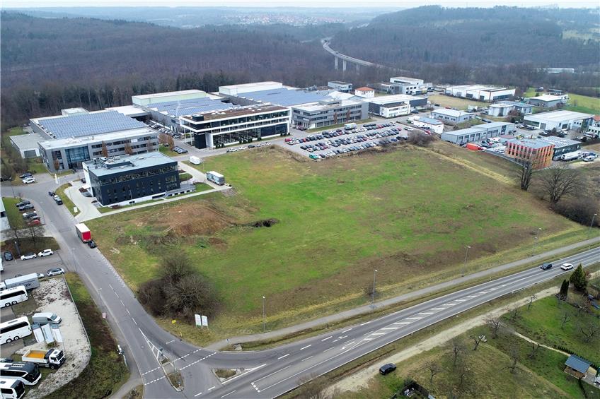 Hier auf der freien Fläche im interkommunalen Industriegebiet Mahden entsteht die Batteriefabrik von Cellforce. Bild: Horst Haas