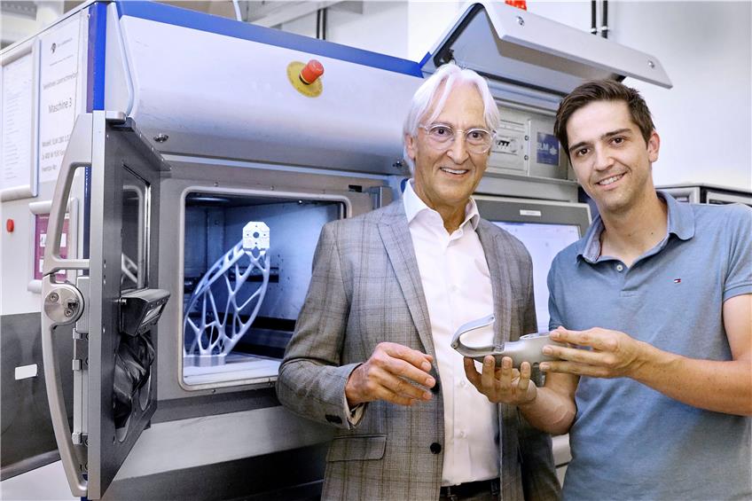 Hightech aus Reutlingen fürs deutsche Olympia-Team im Bahnradfahren: (von links) Tobias Wenz, einer der Geschäftsführer der Firma 3D-Laserdruck, und Entwicklungsleiter Nicolas Haydt mit dem Radvorbau aus dem 3D-Drucker, der Rahmen und Lenker verbindet. Bild: Horst Haas