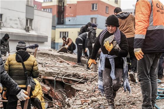 Hilfe wird dringend gebraucht: Im türkischen Gaziantep suchten am Montag Angehörige und Rettungskräfte nach Menschen in den Trümmern eines zerstörten Gebäudes. Die Zahl der Todesopfer der verheerenden Erdbeben in Syrien und der Türkei ist immer weiter gestiegen. Bild: Mustafa Karali/AP/dpa