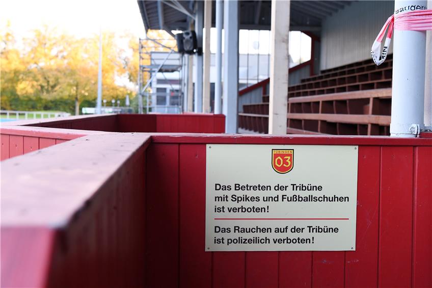 Hinweisschild an der Tribüne im Stadion des SV 03 Tübingen. Bild: Ulmer