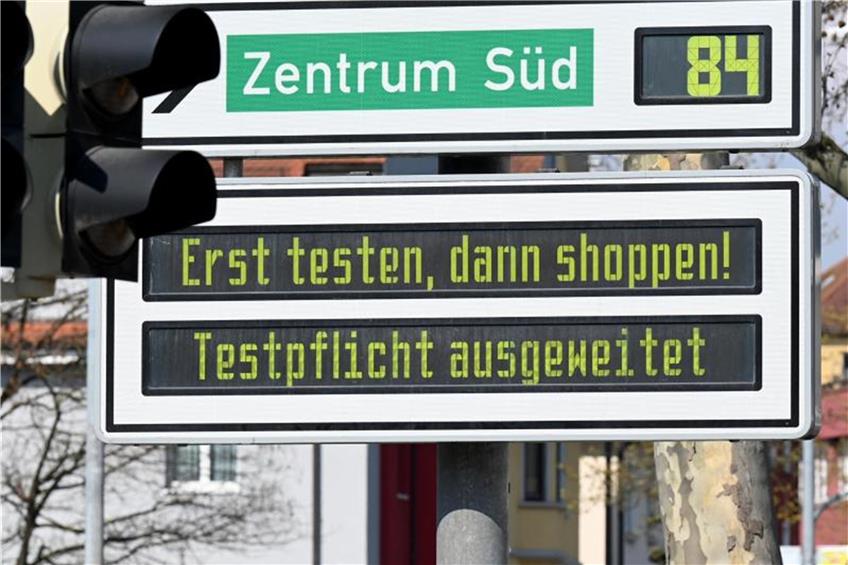 Hinweisschild an einer Einfahrtsstraße in Tübingen. Foto: Bernd Weißbrod/dpa/Archivbild