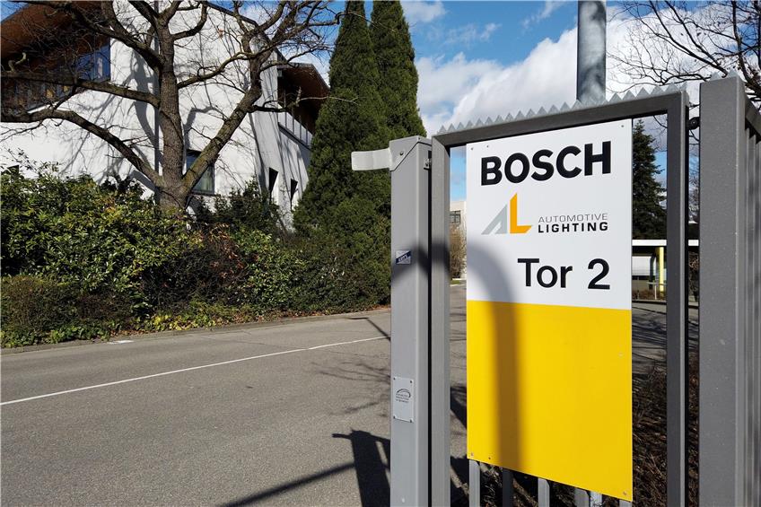 Hinweisschild auf Automotive Lighting: Das Firmengelände liegt im Areal der Firma Bosch. Bild: Jonas Bleeser