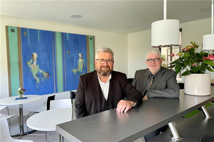 Hochschulrektor Stefan Palm (links) mit seinem früheren Künstlerkollegen Günther Beckers in der renovierten Cafeteria. Bild: Jana Breuling