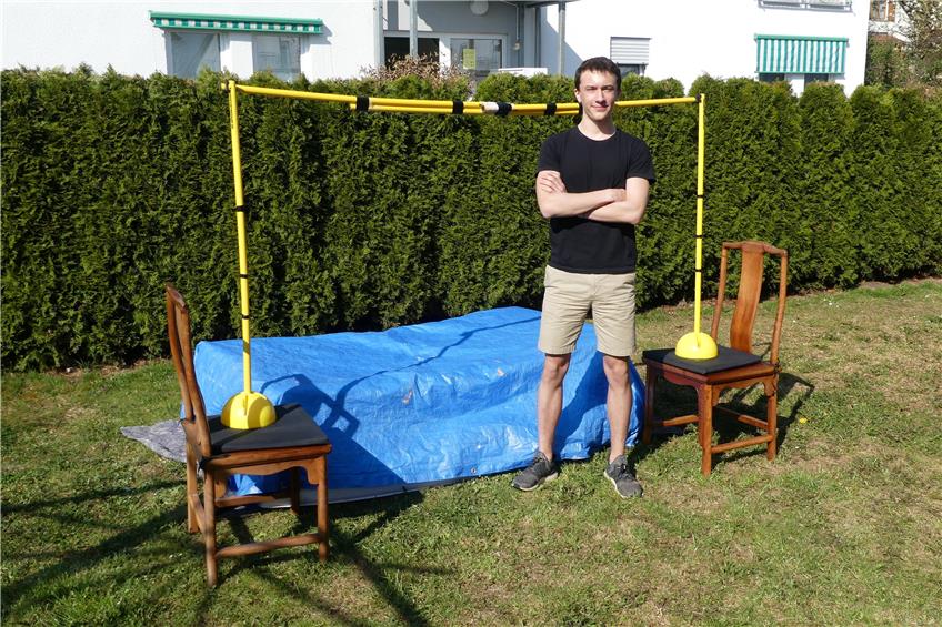 Hochsprung-Anlage Marke Eigenbau: Lukas Gärtner vor seinem Trainings-Gerät im Garten. Bild: Werner Bauknecht