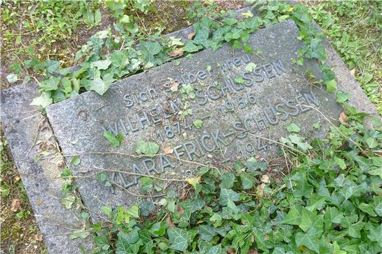 Hölderlins Hintermann: Wilhelm Schussens Grab (mit der Losung „Sich selber treu“) auf dem Tübinger Stadtfriedhof. Bild: Wilhelm Triebold